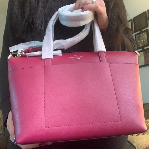 kate spade Handbags - Authentic Kate Spade leather satchel/zip Crosby🌹
